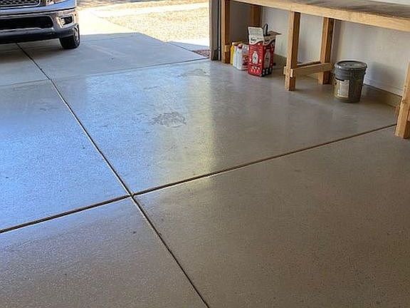 Garage w/ work bench