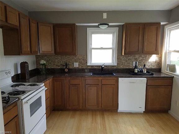 5th image of 2439 Clara St
