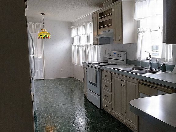 3rd image of 302 Kingslake Dr #2
