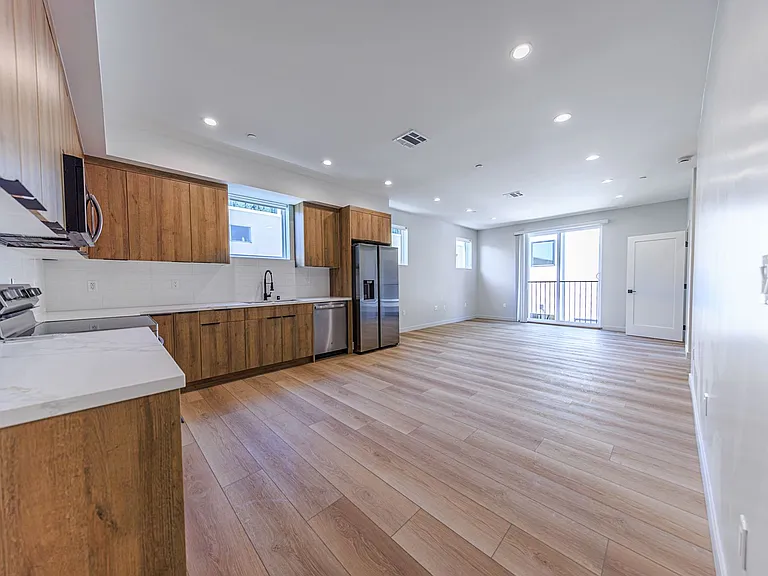 Rare Brand New Luxury Townhomes in Trendy Highland Park — Photo 13