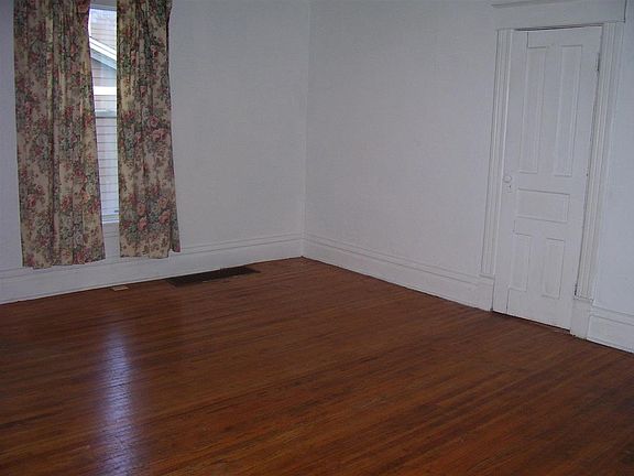 3rd image of 912 Fairchild St