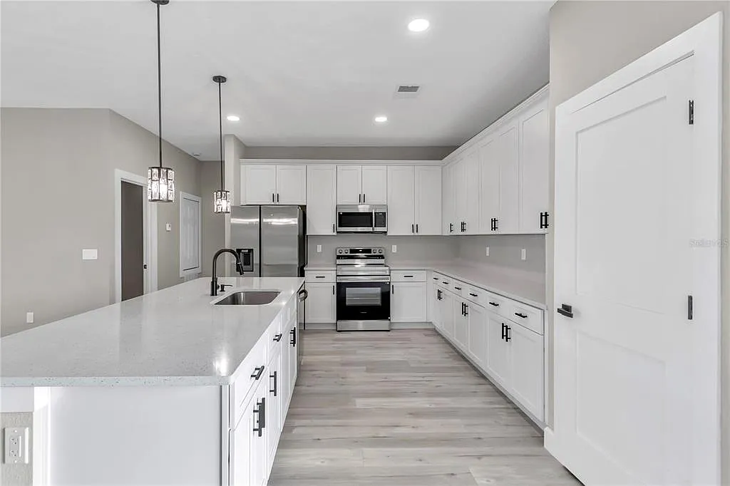 4 bed, 2.5 bath, 1816 sqft, $2,100 — Photo 2