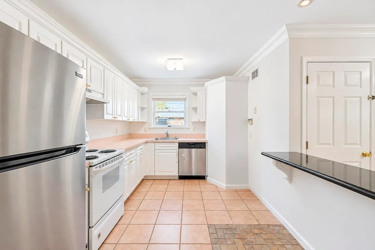 18 Hillcrest St — Photo 4