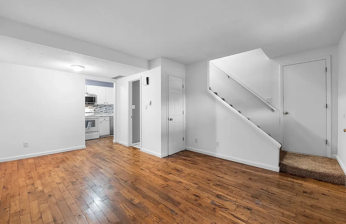 3 bed, 1.5 bath, 960 sqft, $1,200 — Photo 3