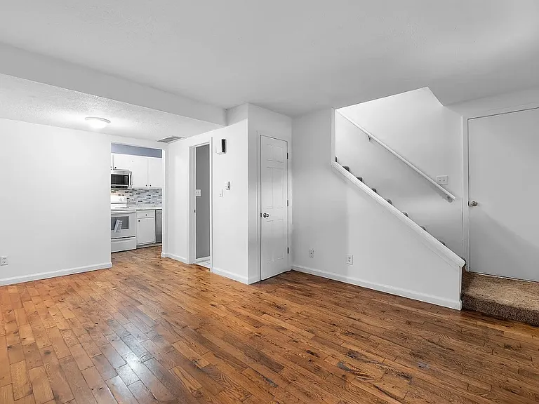 1602 Amblewood Dr #5 — Photo 3