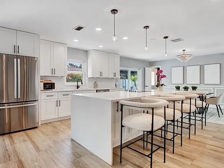 722 SW 28th Ave — Photo 4