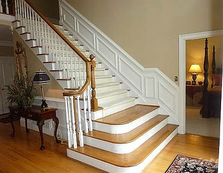 Dramatic entry with 2 story foyer, stained glass entry door, Dental moulding