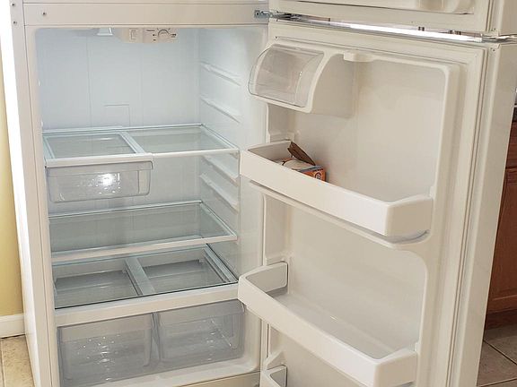 GE 2 doors upper freezer and lower cooler Refrigerator