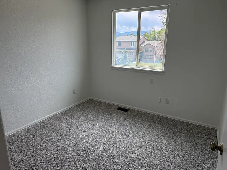 2185 Heathercrest Dr — Photo 14