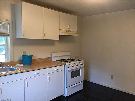 3rd image of 415 W 20th St