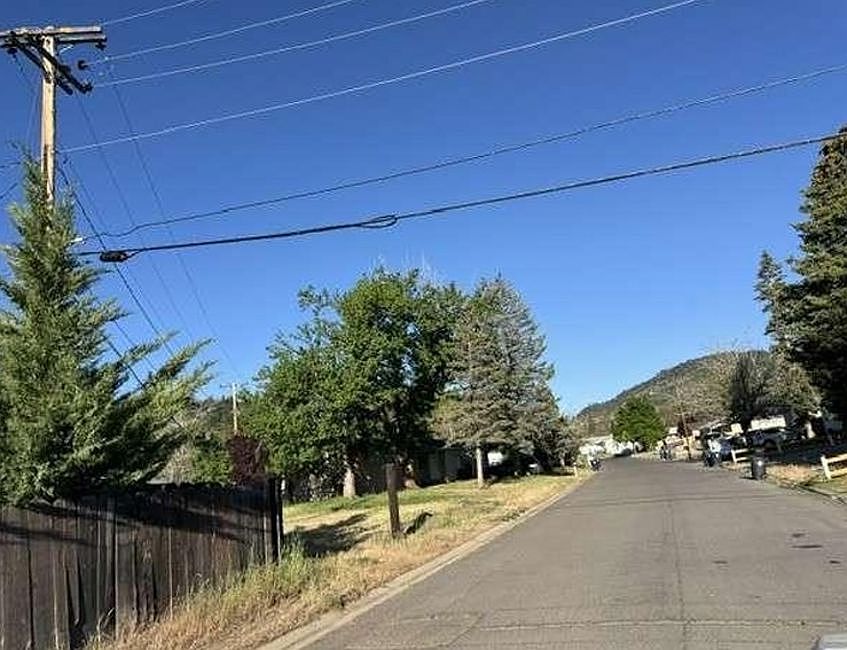 Exterior Neighborhood (street photo)