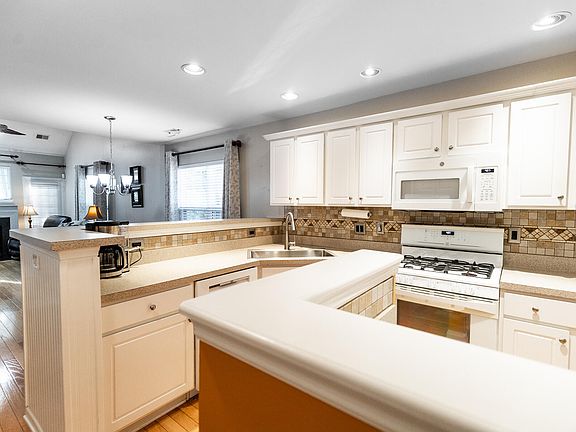 4th image of 1500 Yellow Hawthorn Cir