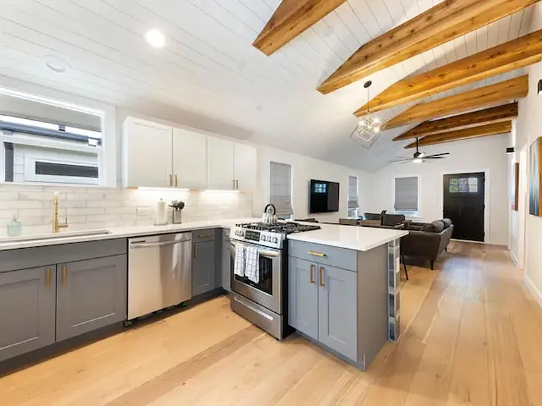 2319 Santa Rita St — Photo 2