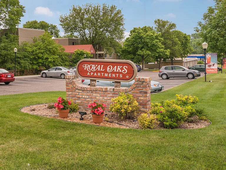 Royal Oaks Apartments — Photo 11