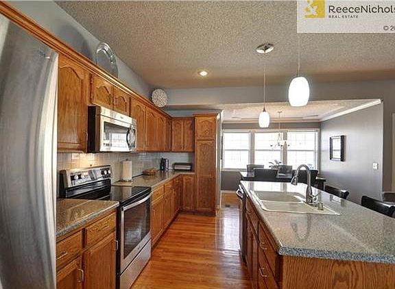 3rd image of 1112 NE Jamestown Ct