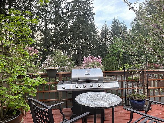 3rd image of 13607 NE Regents Dr