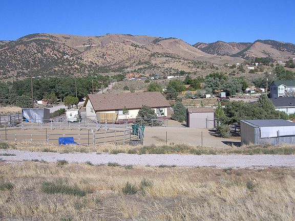 100'x80' paddock w/horse shelter 