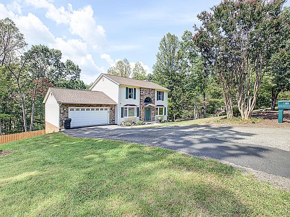 2nd image of 121 Oak Ridge Ct
