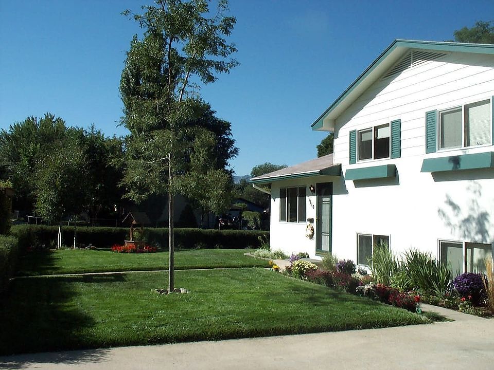 Front of house and yard.