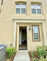 4 bed, 3.5 bath, 1668 sqft, $3,900 — Photo 3