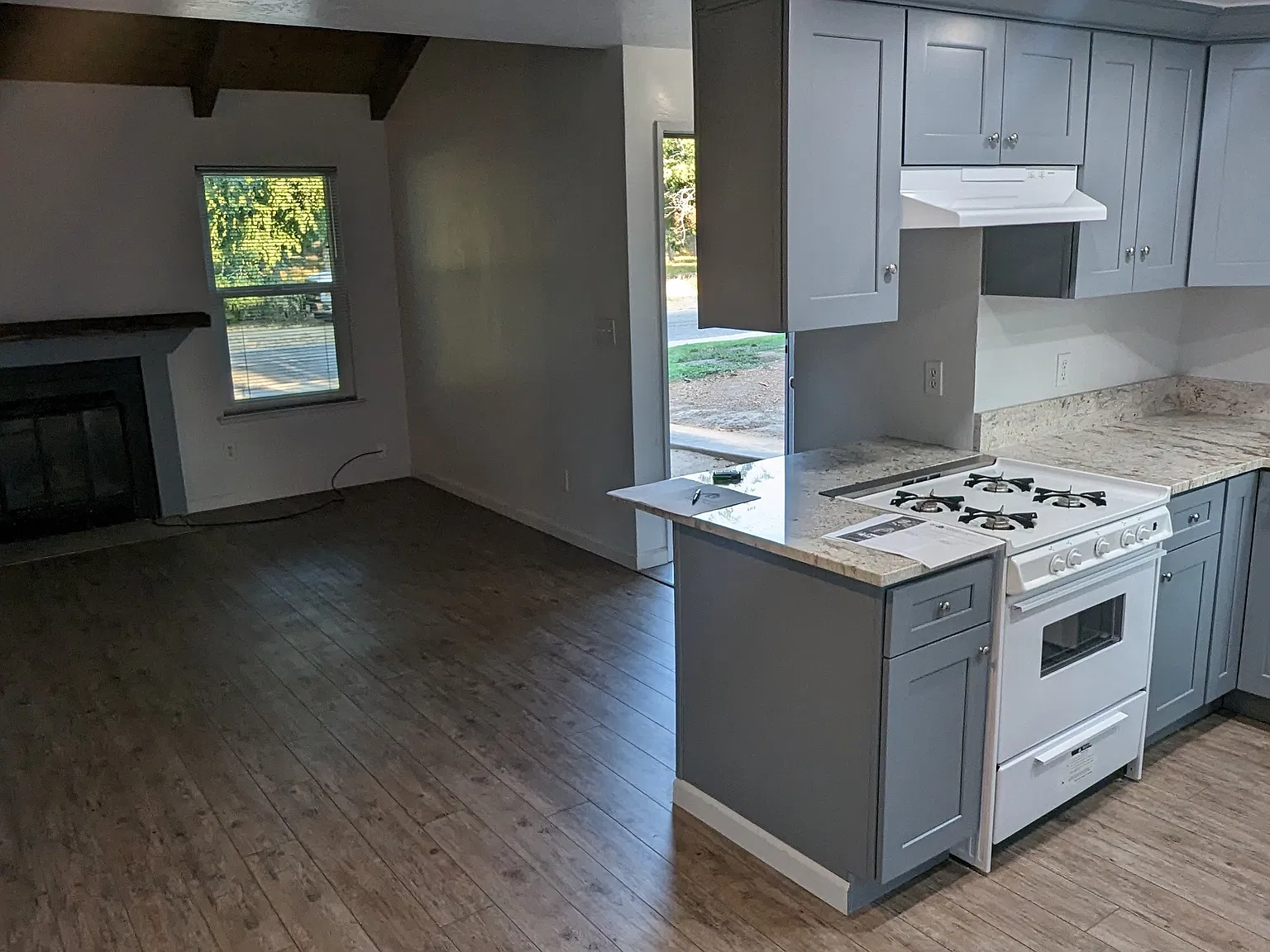 2 bed, 900 sqft, $1,700 — Photo 2