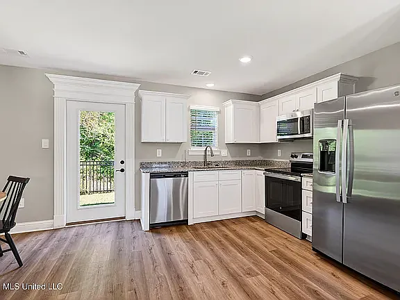 3 bed, 1.5 bath, 1030 sqft, $1,500 — Photo 4