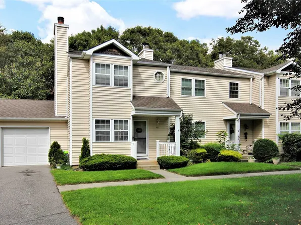 48 Hancock Cmns, Yaphank, NY 11980