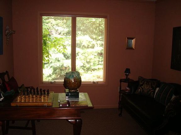 5th image of 560 Meadowdale Dr