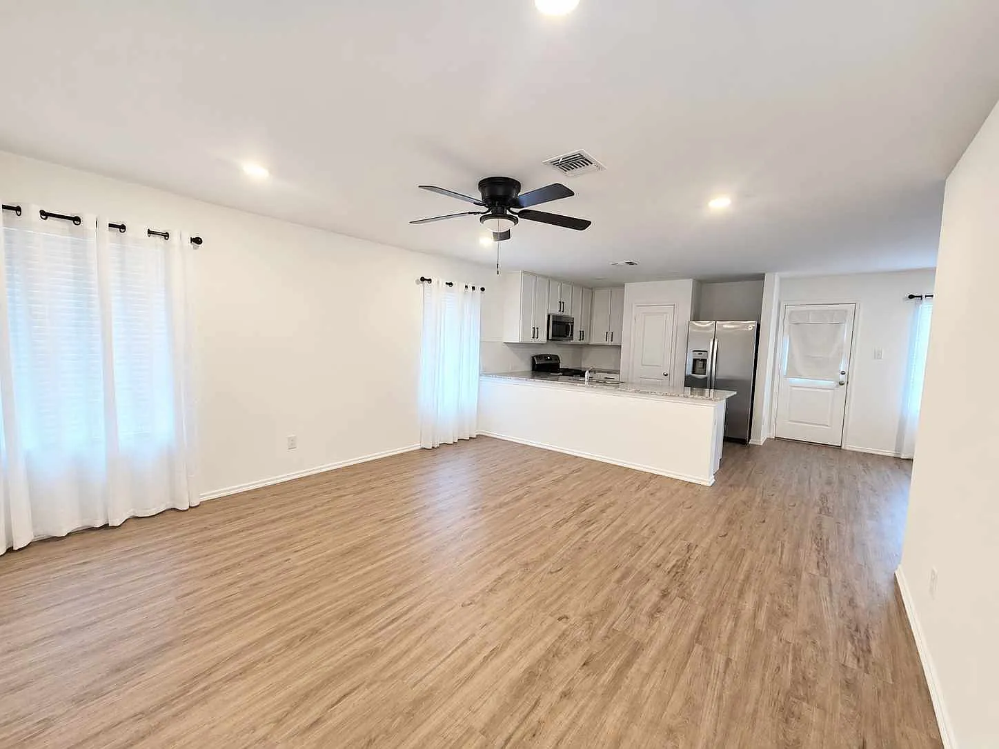 3 bed, 1306 sqft, $1,600 — Photo 2