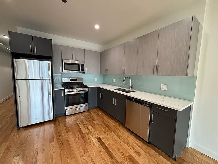 2445 N Lincoln Ave — Photo 1