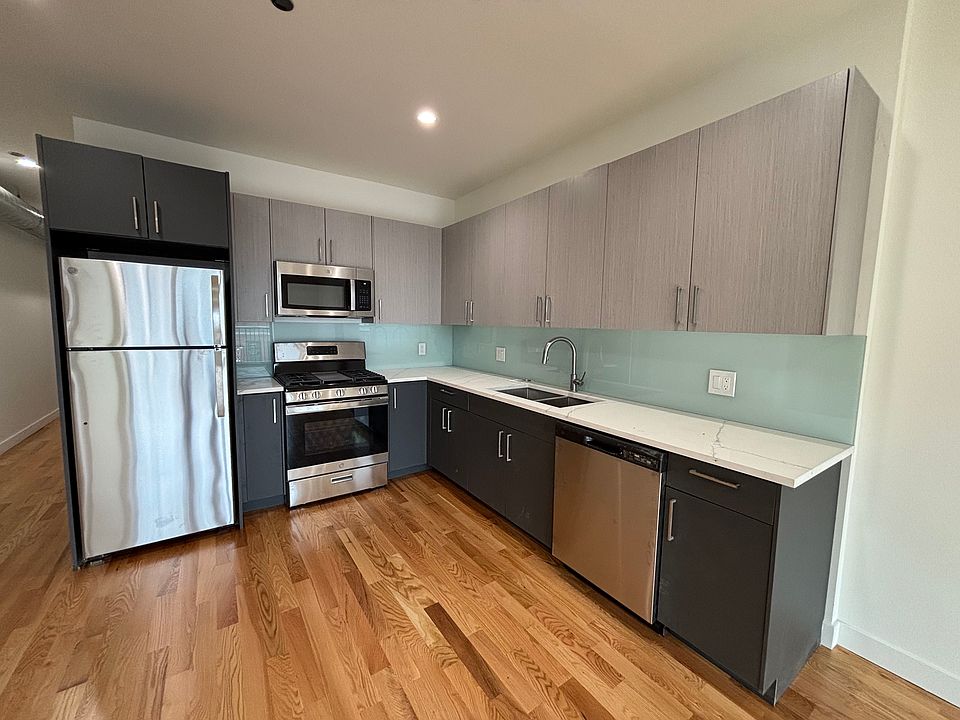 1st image of 2445 N Lincoln Ave