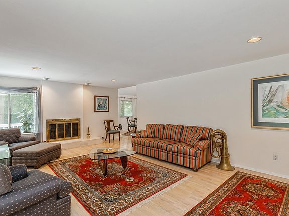 4th image of 111 Longfellow Ln