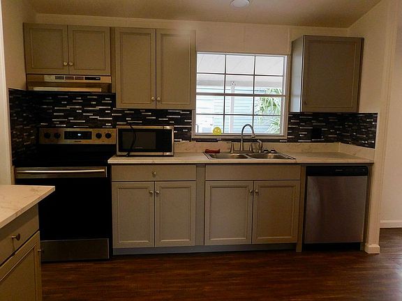 3rd image of 6 S Hillsborough Dr