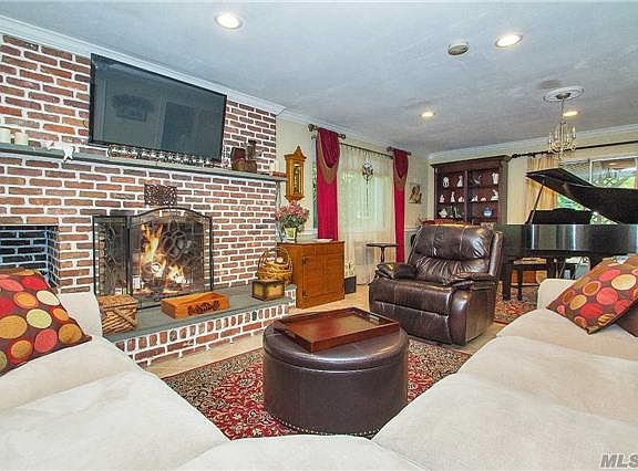 4th image of 24 Millbury Ln