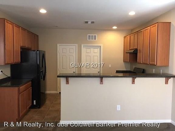 5th image of 7068 Town Forest Ave