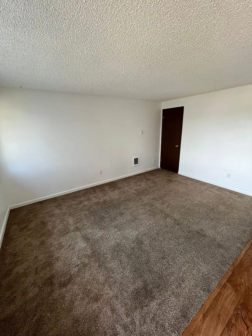 557-559 E Broad Ave Owner Selling — Photo 2