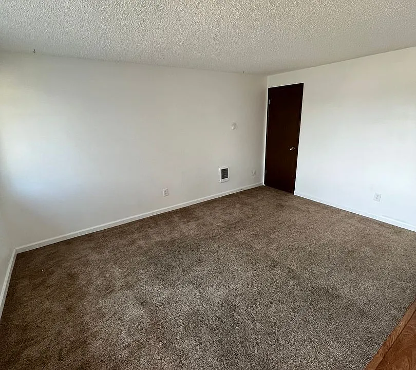 557-559 E Broad Ave