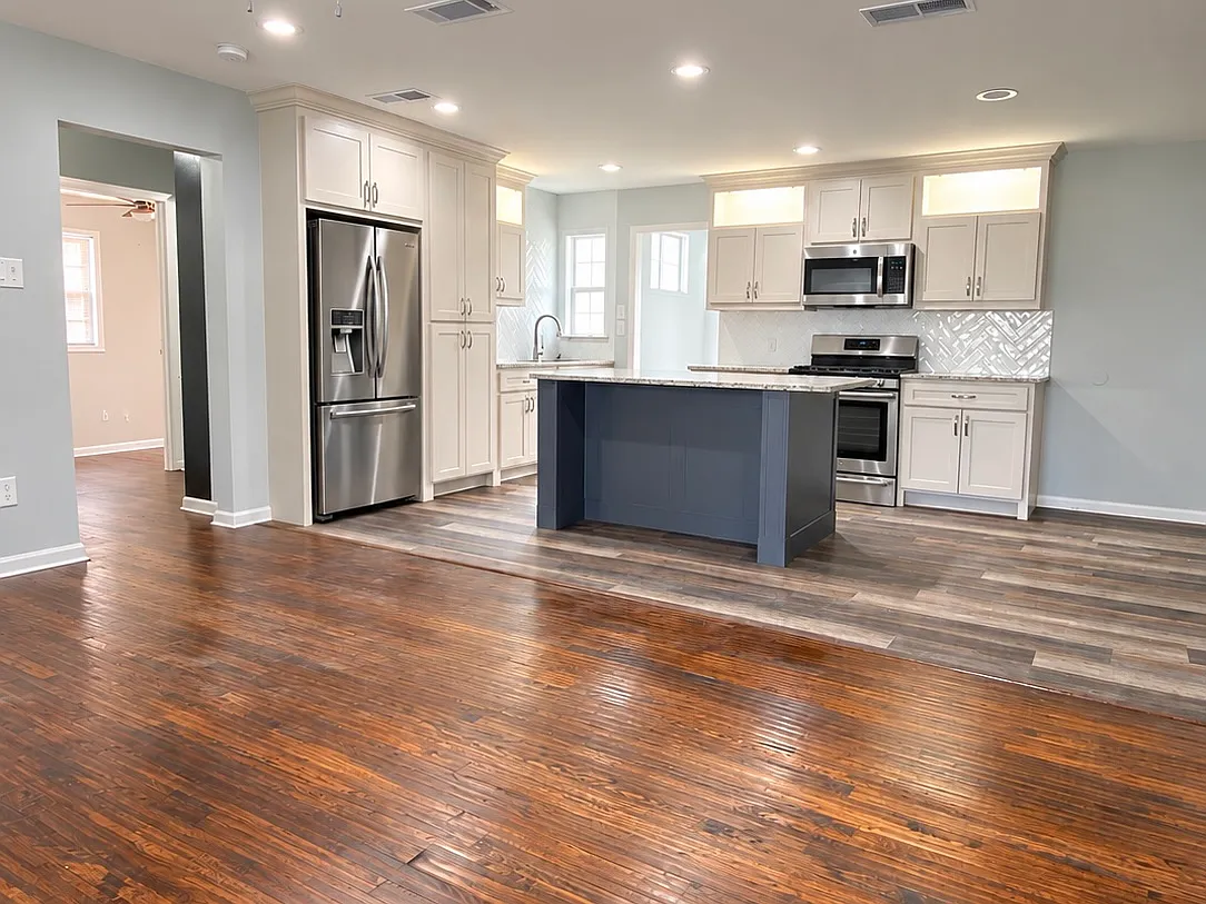 3 bed, 1015 sqft, $1,995 — Photo 4