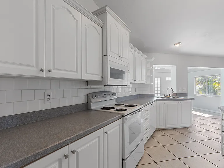 2215 SW 12th Pl — Photo 4