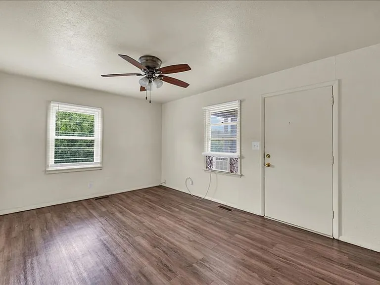 2213 Peirce Ave — Photo 12