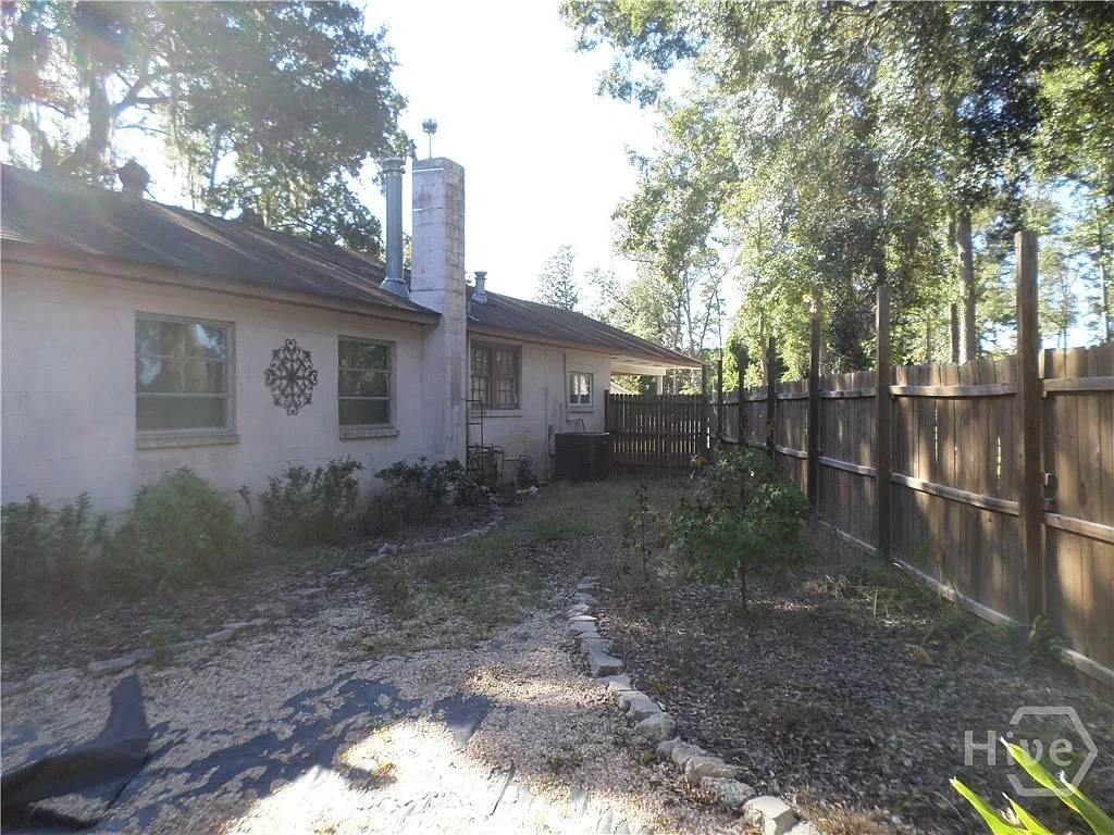 3 bed, 1.5 bath, 1432 sqft, $1,700 — Photo 2