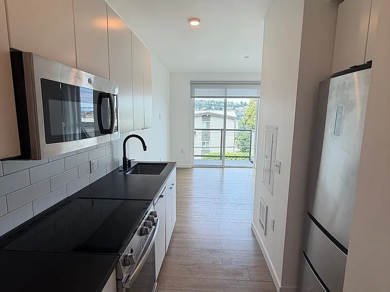 Welcome to Lakeview! - Live in Luxury & Style in the heart of Eastlake — Photo 34