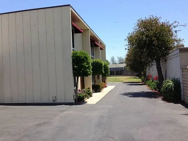 2346 Santa Ana Ave — Photo 4