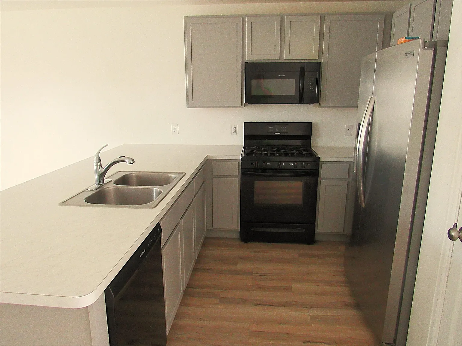 4 bed, 2.0 bath, 1683 sqft, $2,400 — Photo 4