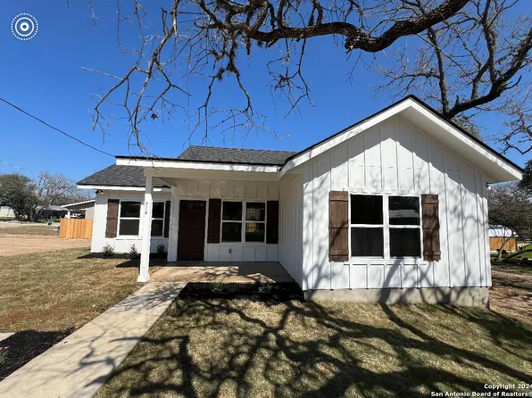 714 14th St, Bandera, TX 78003