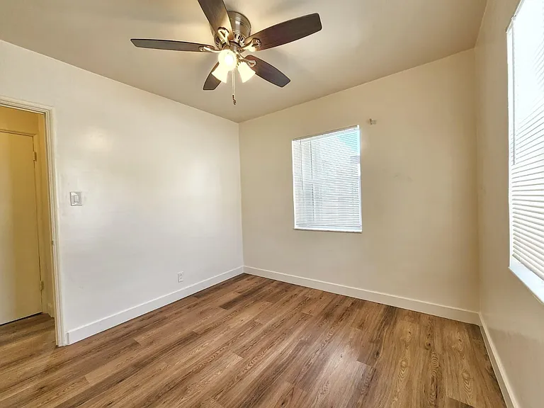 617 NE 8th Ave — Photo 17