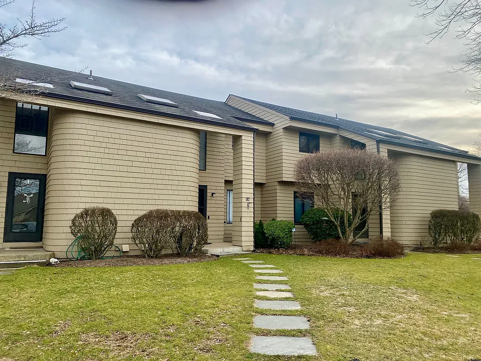 52 Fairway Pl #14