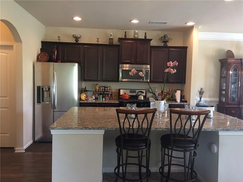 3 bed, 2182 sqft, $2,300 — Photo 3