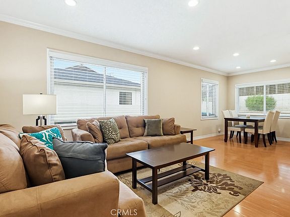 5th image of 255 E Riggin St