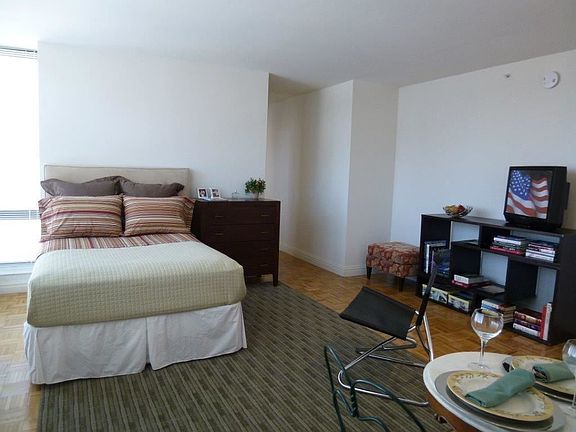 3rd image of 1500 Lexington Ave APT 18Q